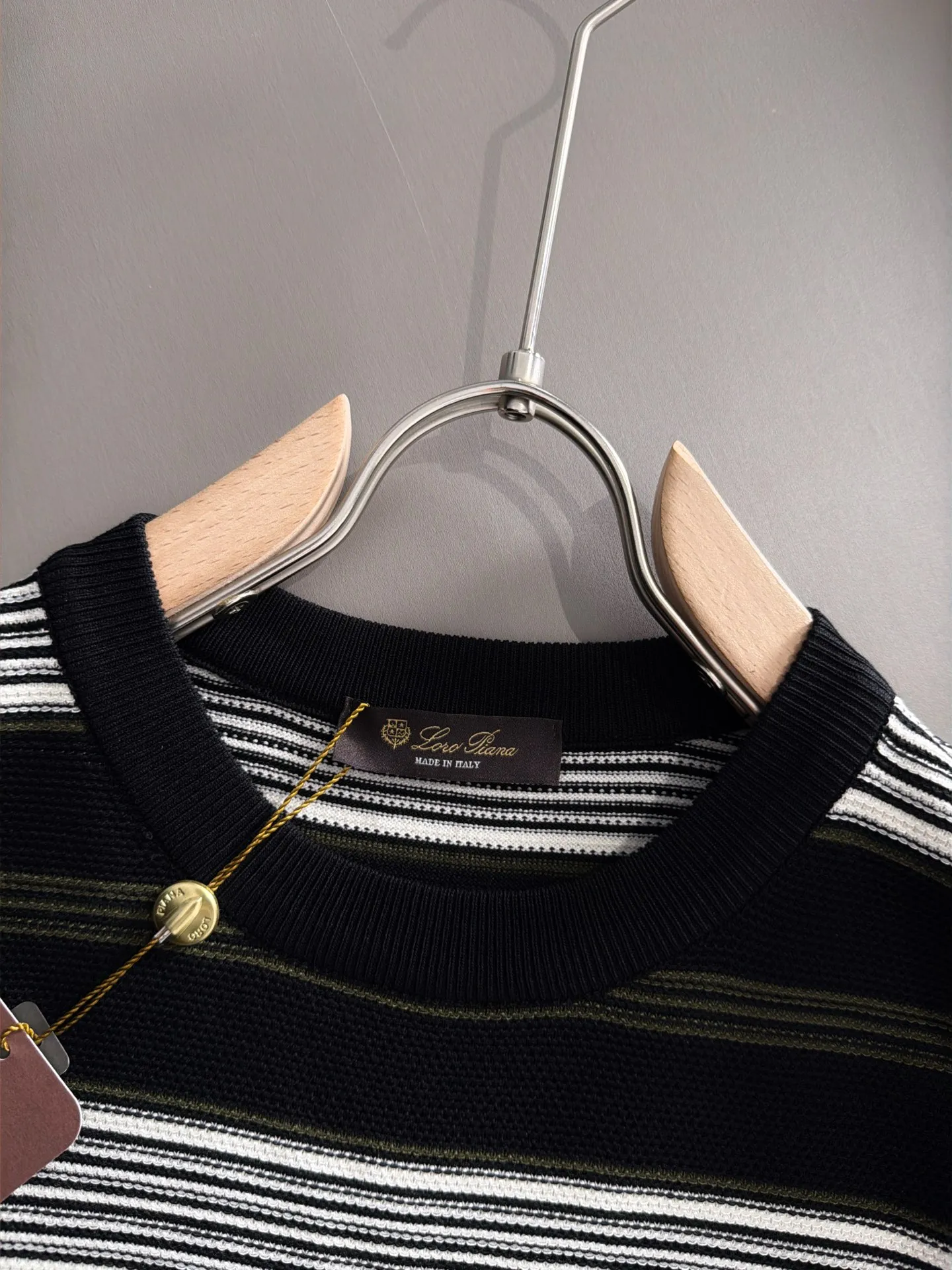 LP high quality Loro Piana 26ss New Arrival men's short-sleeved knitted T-shirt. Made of combed cotton yarn knitted cotton fabric, no pressure when entering and exiting the counter. Exclusive control of raw materials. It feels substantial when weighed, and the upper body is more textured than ordinary T-shirts. This texture can handle the weather easily and is suitable for both hot and cold! Loose fit design, looks noble. The only correct version is available Size: M to 4XL